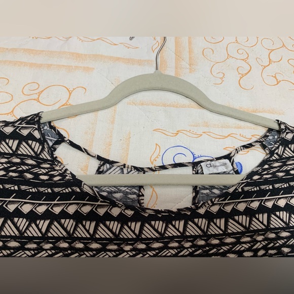 Black and tan geometric short sleeve tunic with cut out back from Dynamite - Picture 2 of 14